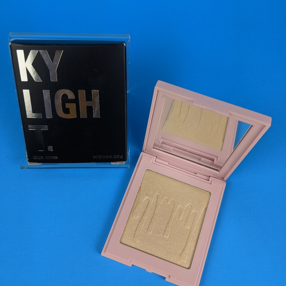 Kylie Jenner pressed illuminating powder ice me ou